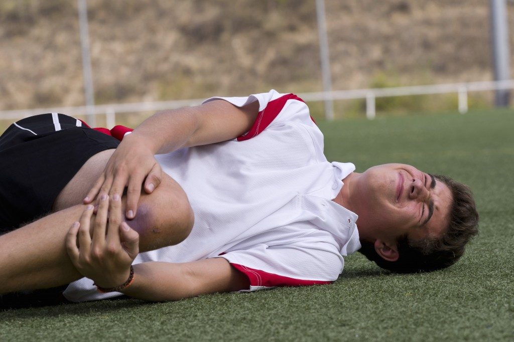 football player getting a knee injury