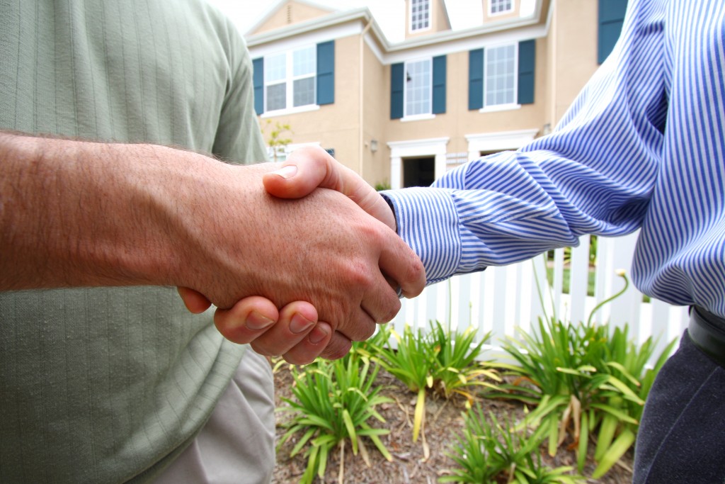 shaking hands for purchase of townhouse