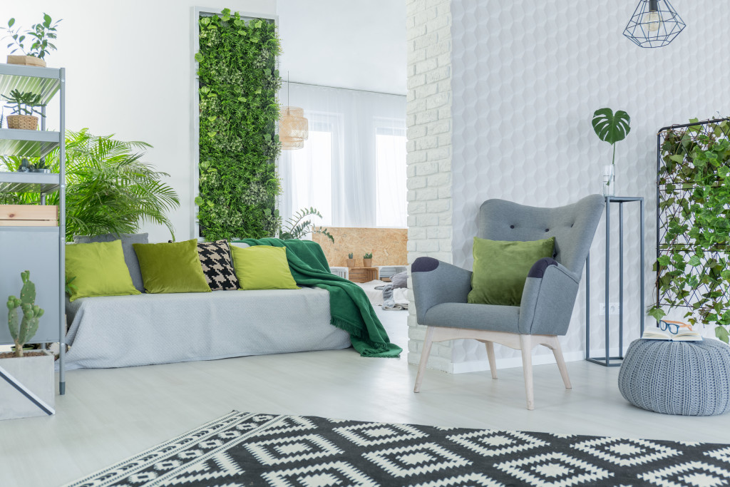 A living room with many green plants