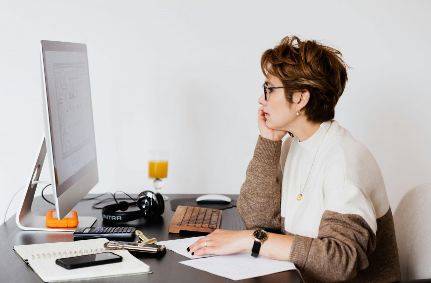 Benefits of Chiropractic Adjustments for Desk Workers